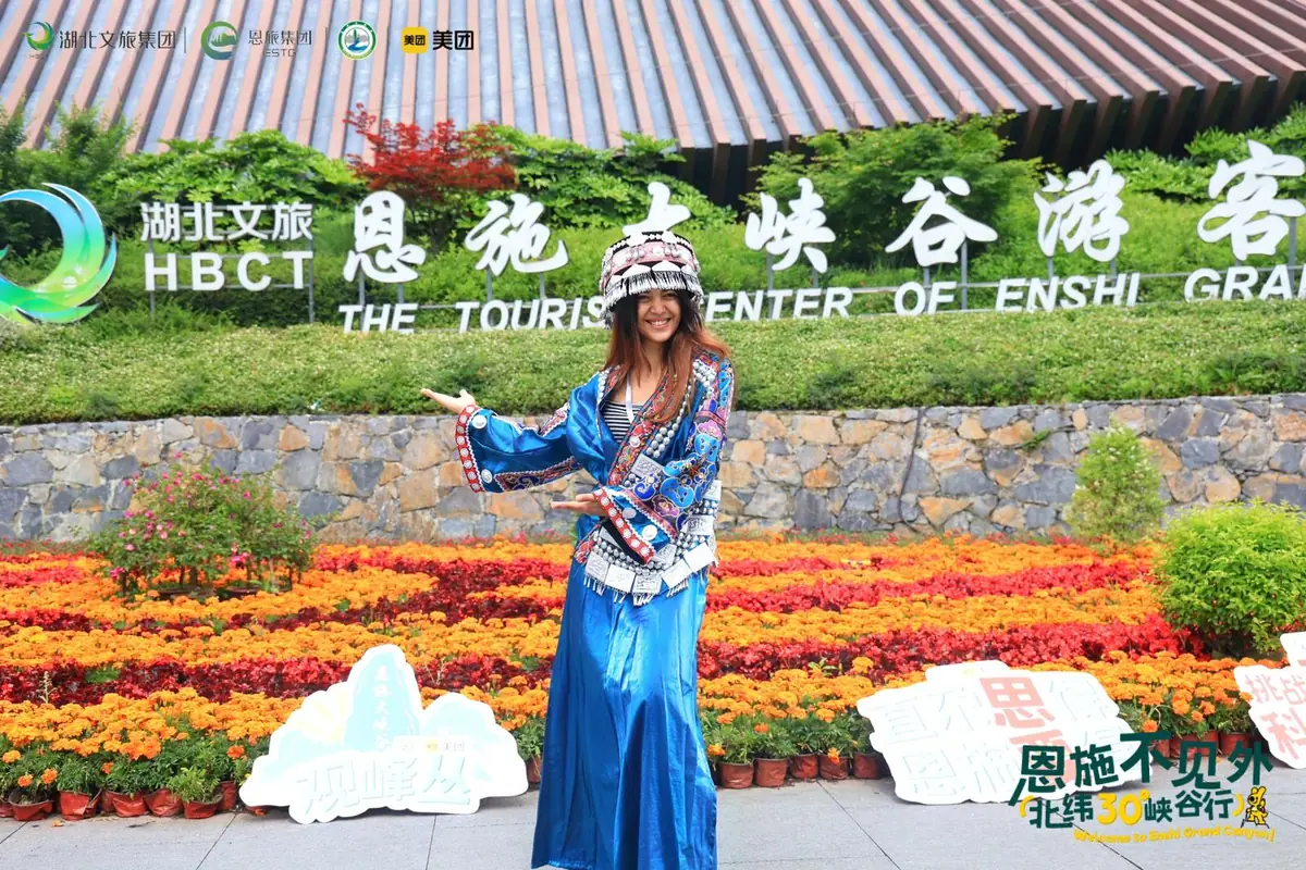 Renata 在中国恩施穿传统服装体验当地文化