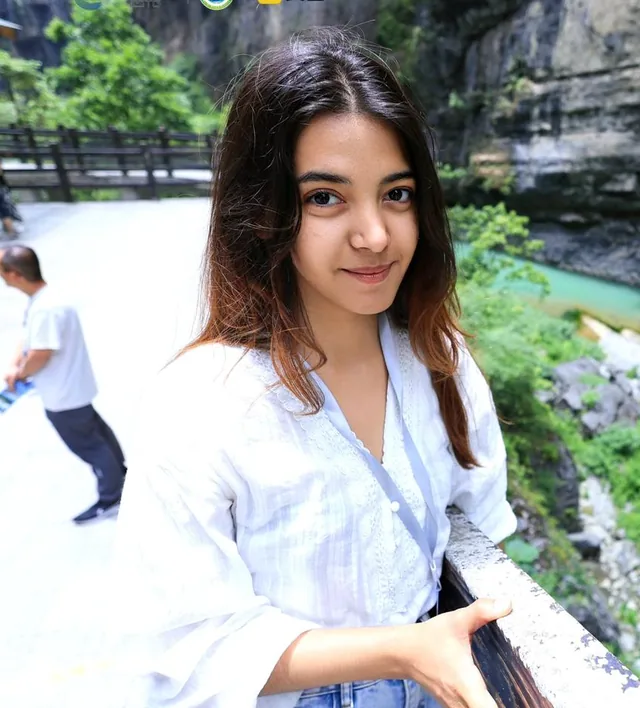 Renata 在湖北的峡谷边
